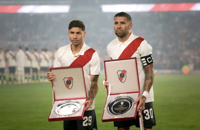 Ovación a Nicolás Otamendi y Gonzalo Montiel en su debut en River