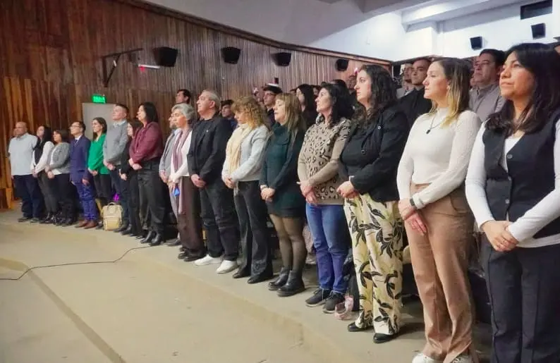 La municipalidad de Rawson acompañó el acto de colación de grados de la universidad del Chubut