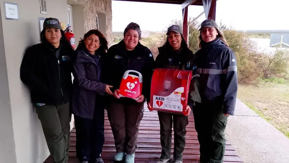 Cardioprotección en Península Valdés: la Provincia instaló desfibriladores en siete puntos turísticos estratégicos