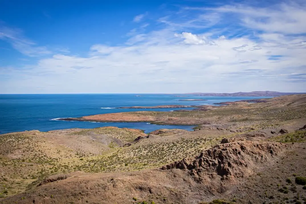 Desarrollo sostenible: Chubut y Camarones firmaron un convenio para potenciar el Área Natural Protegida Cabo Dos Bahías