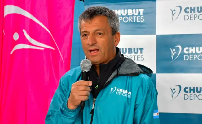 Chubut lanza obras para 80 clubes y frena adicciones