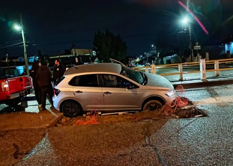 Comodoro Rivadavia: Cayó a un pozo gigante en plena avenida y quedó atrapado