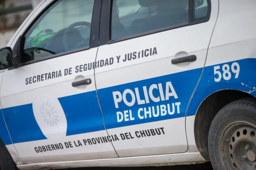 Comodoro: Joven resultó herida tras una violenta colisión entre un auto y una moto en Kilómetro 8