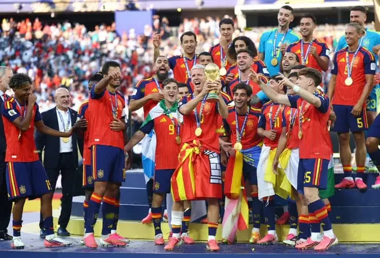 Polémica en la premiación: Dani Olmo respondió al gesto de los jugadores de la Selección argentina durante los festejos de España