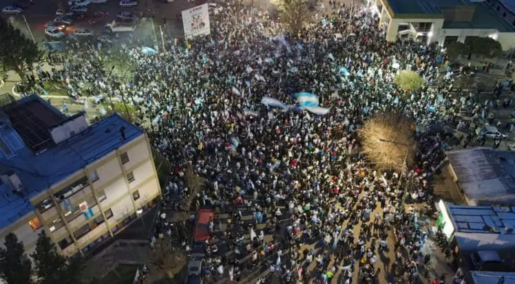 Descontrolados festejos en Chubut por la Selección