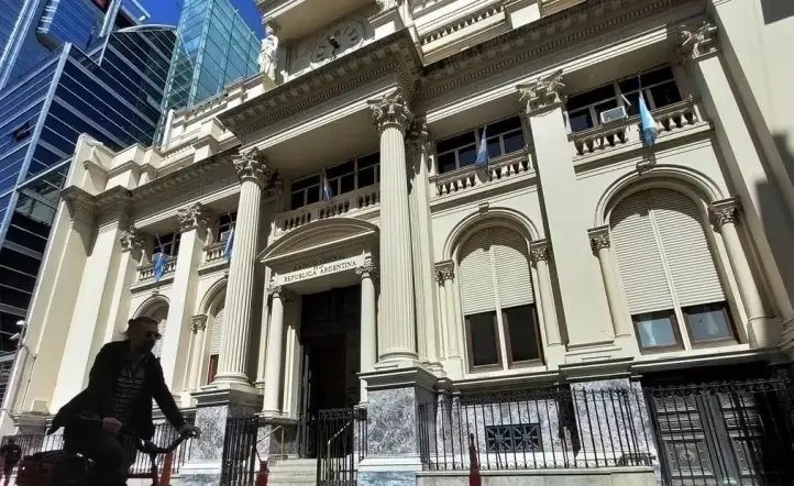 Reforma laboral: El BCRA habilitó las cuentas sueldo en dólares para el pago de salarios