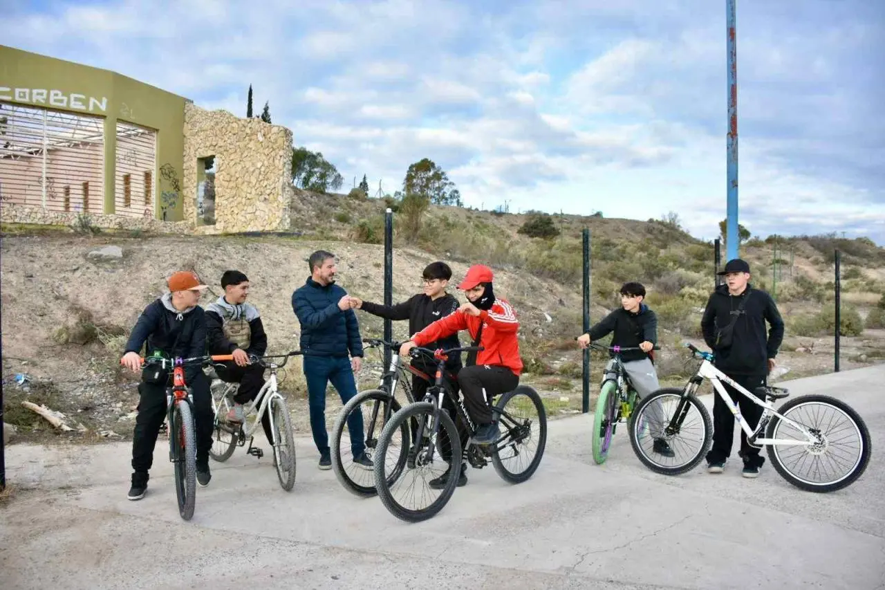Trelew transforma el predio abandonado del ex balneario municipal en una pista segura para stunt bike