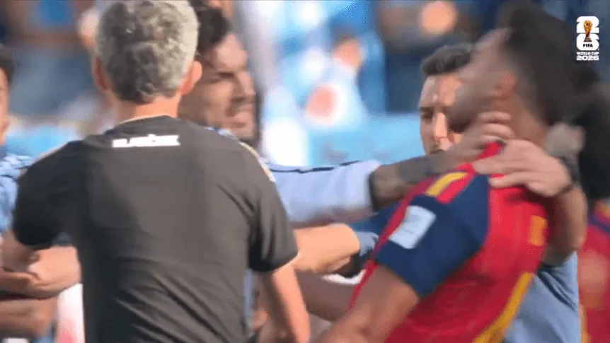 ¡Escándalo total!: Furia de Paredes, piñas y roja tras la final