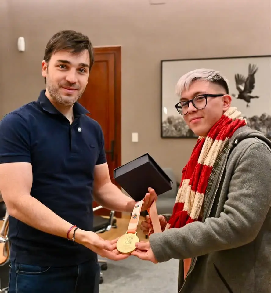 Orgullo chubutense: Nacho Torres recibió al campeón y récord mundial Tobías Mario tras su actuación en Bulgaria