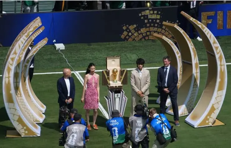 Mística mundialista: Así fue el impactante ingreso de la Copa del Mundo para la final entre Argentina y España con dos leyendas del fútbol