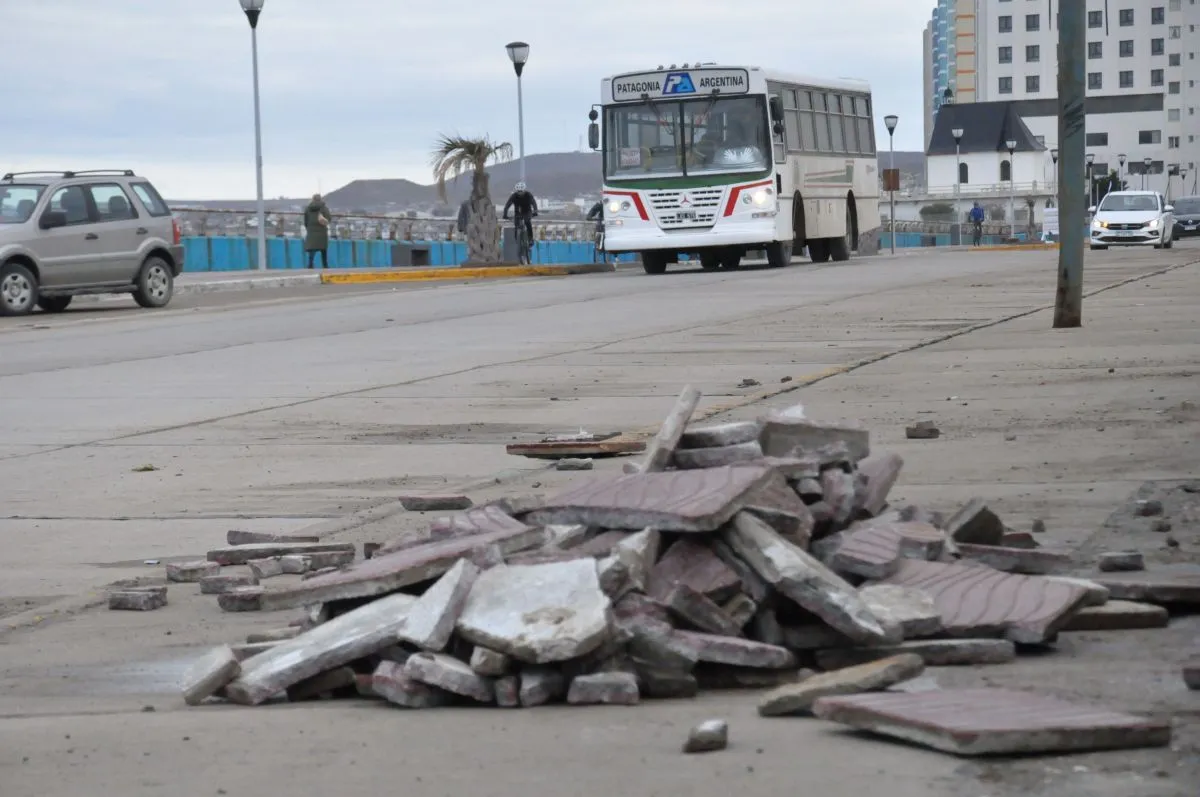 El temporal en Comodoro causa daños en la costa: Hay trabajos intensivos tras marea extraordinaria