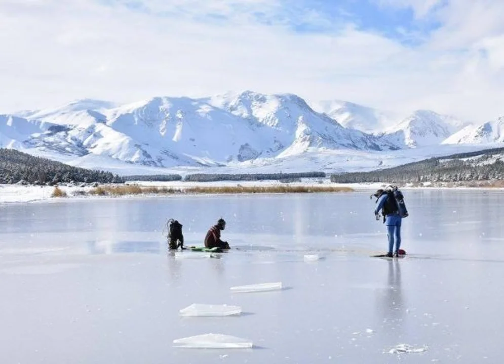 Esquel: Advierten sobre el grave peligro de caminar sobre lagunas congeladas