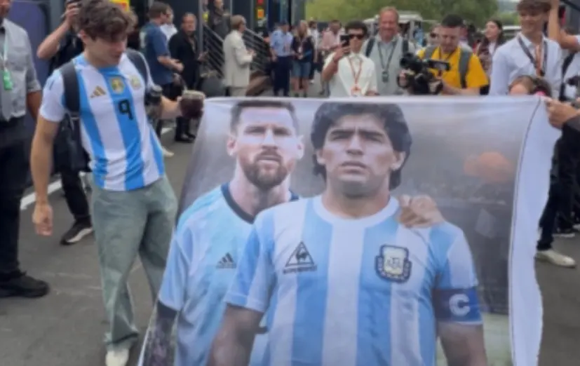 Pasión nacional: Franco Colapinto llevó a la pista una bandera con la imagen de Messi y Maradona en la previa del Gran Premio de Bélgica