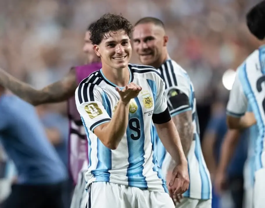 Con un golazo impresionante de Julián Álvarez y otro récord de Messi, la Argentina venció a Suiza y está en semifinales