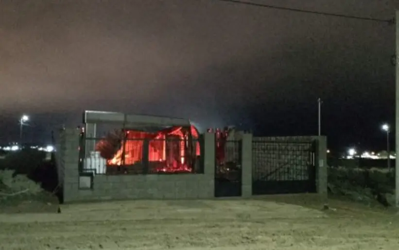 Siniestro en la madrugada: Un violento incendio destruyó por completo una vivienda prefabricada en el barrio Bella Vista Sur