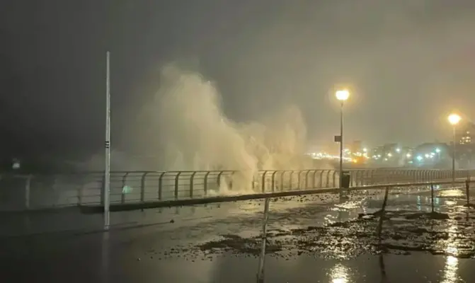 Inundaciones en Comodoro Rivadavia: El agua tapó autos y cortaron la Ruta 3 por la marejada