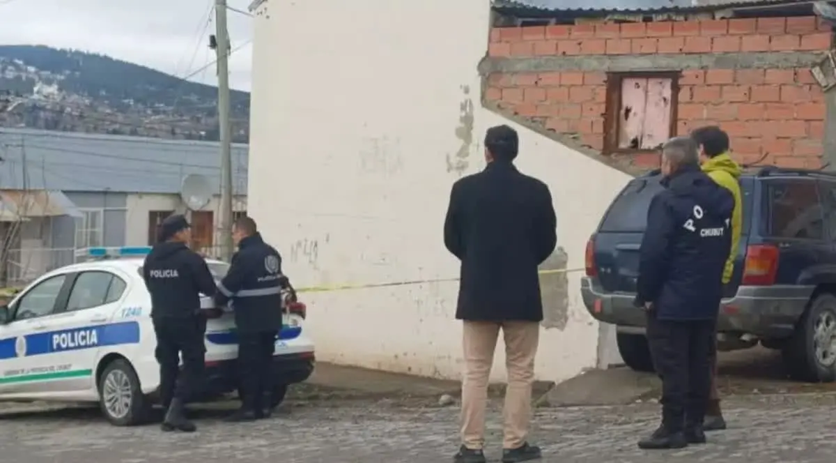Investigan un homicidio en Esquel: asesinaron a un hombre de una puñalada y detuvieron a su pareja como sospechosa