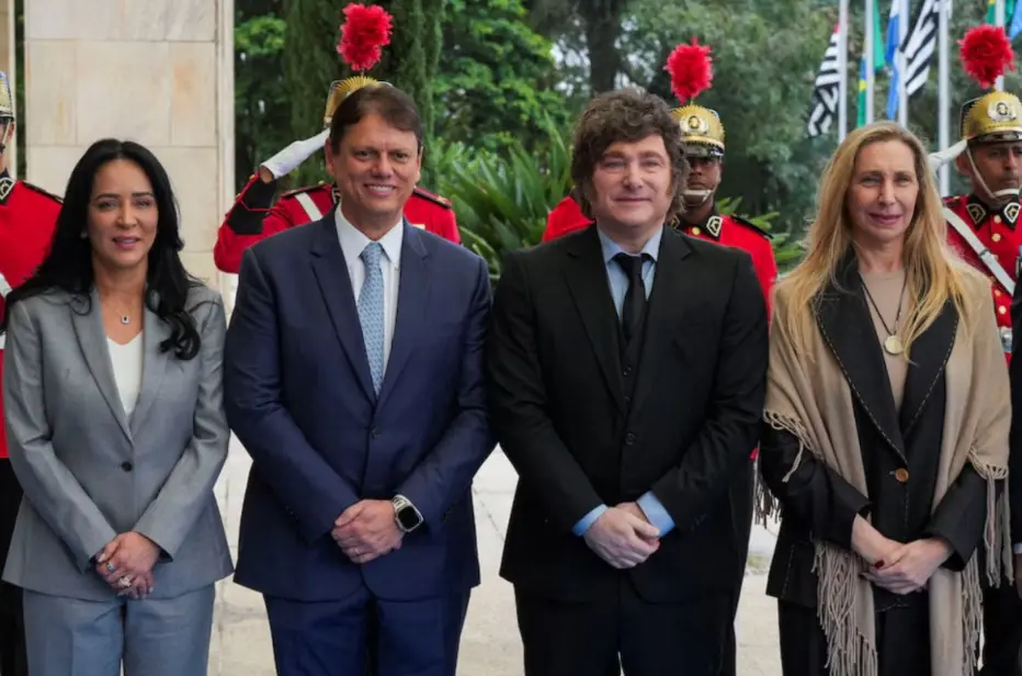 Agenda en San Pablo: Javier Milei fue condecorado y ratificó su apoyo a Flávio Bolsonaro en Brasil
