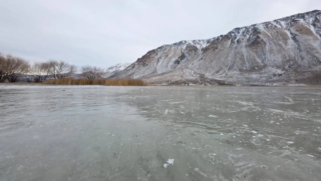 La laguna Willimanco se congeló por el frío extremo en Esquel