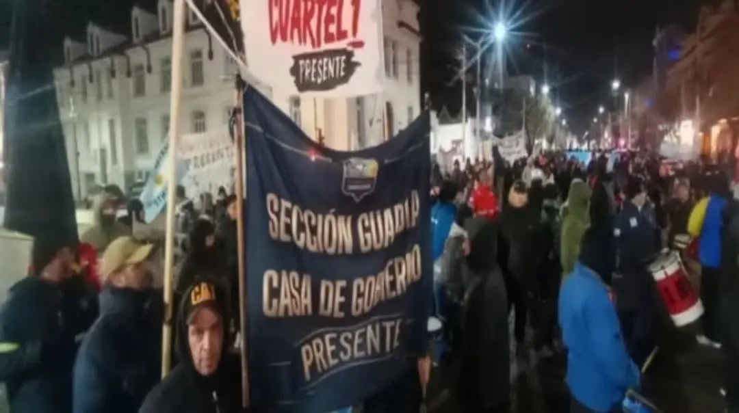Conflicto salarial: La protesta policial continúa en Santa Cruz pese al aumento salarial y complica al gobierno de Claudio Vidal