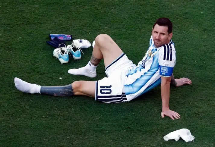 Descalzo y en silencio: el gesto de Lionel Messi en la cancha tras perder la final contra España