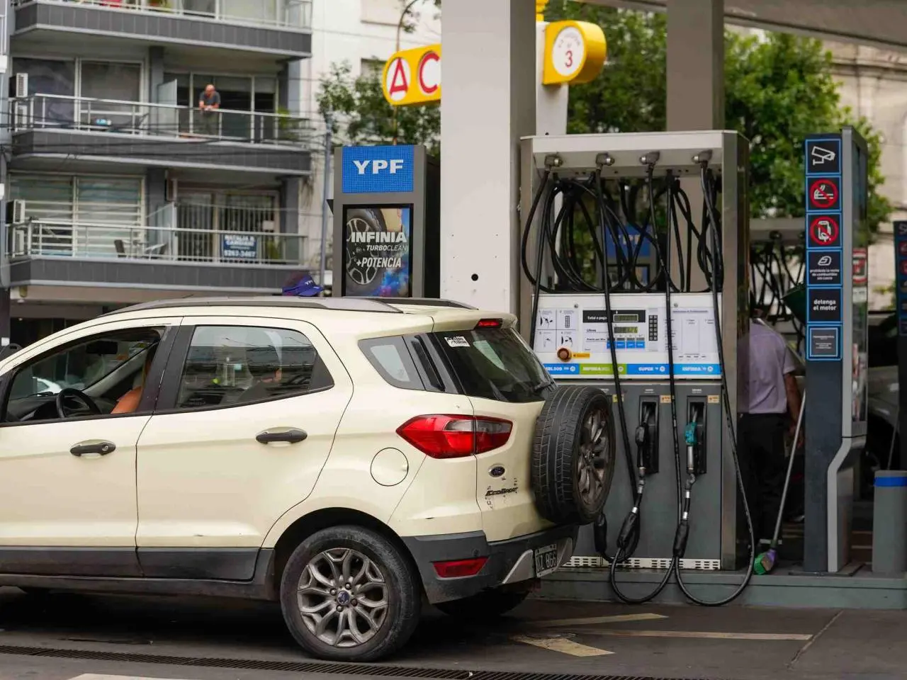 Las estaciones de servicio aplicarán desde este sábado los nuevos valores en naftas y gasoil