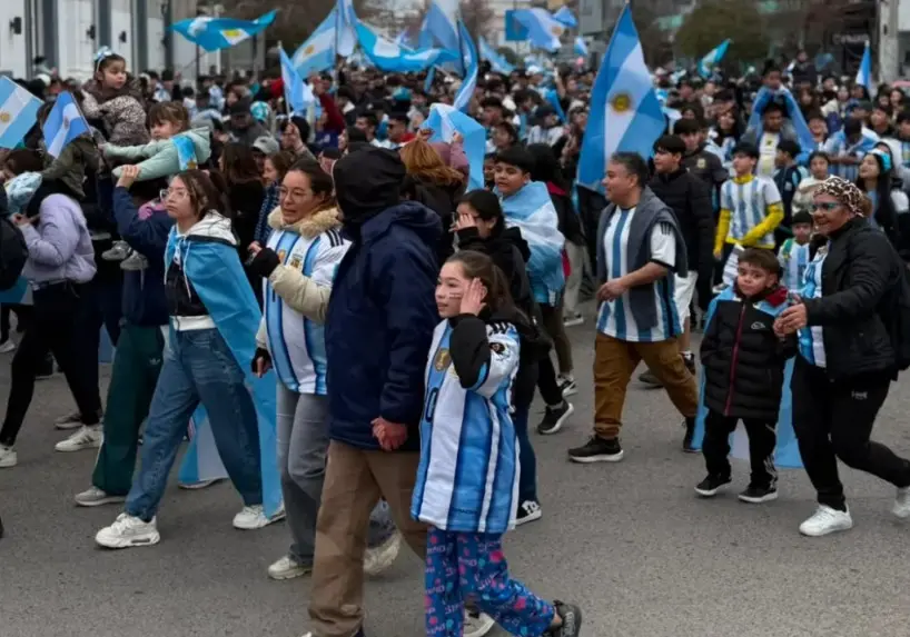 Locura en Trelew: cientos de vecinos celebraron en la Plaza Independencia el pase de Argentina a cuartos de final
