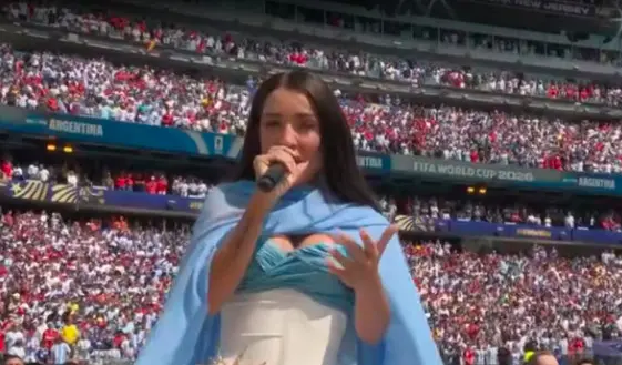 ¡Orgullo nacional!: María Becerra cantó el himno ante España