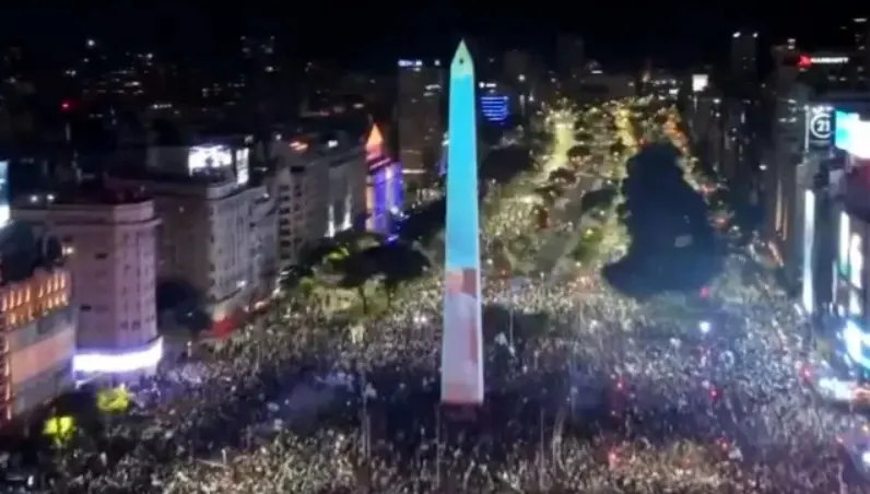 Ni el frío ni la lluvia frenaron la gratitud: miles de hinchas coparon el Obelisco para bancar a la Selección argentina
