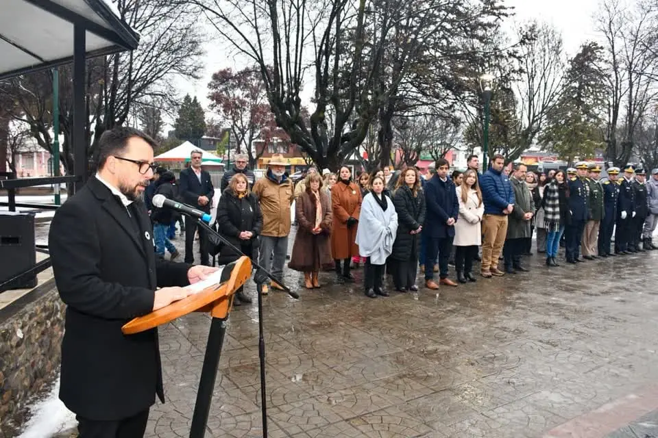 Esquel celebró el Día de la Independencia: Matías Taccetta pidió defender la educación y la igualdad de oportunidades