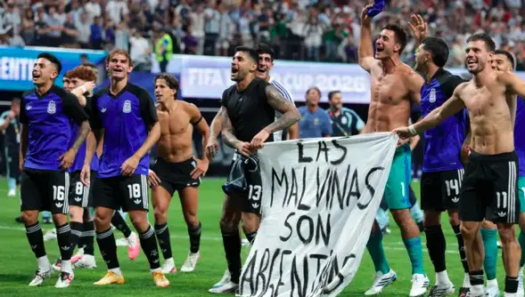 Milei y la bandera de Malvinas: «Las recuperaremos diplomáticamente»