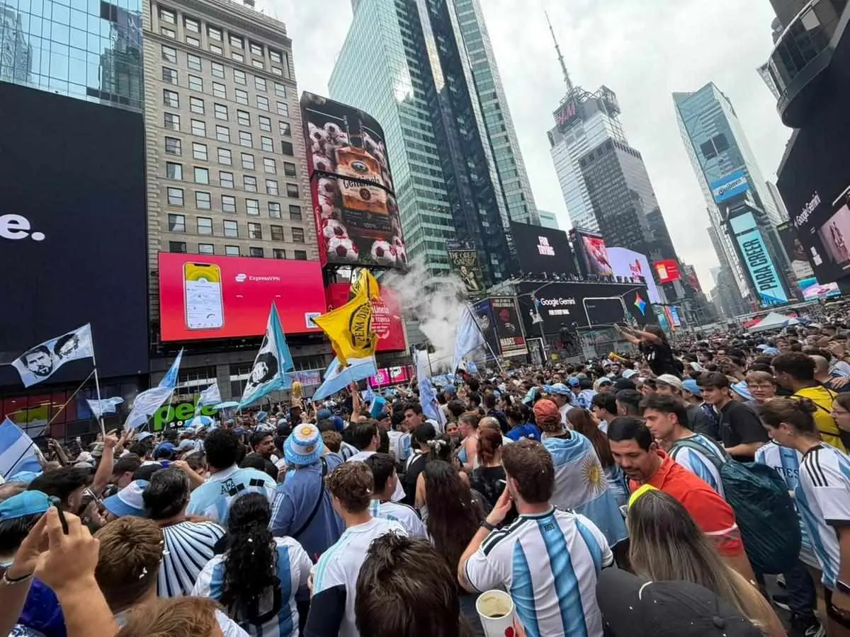 Multitudinario banderazo argentino en Times Square