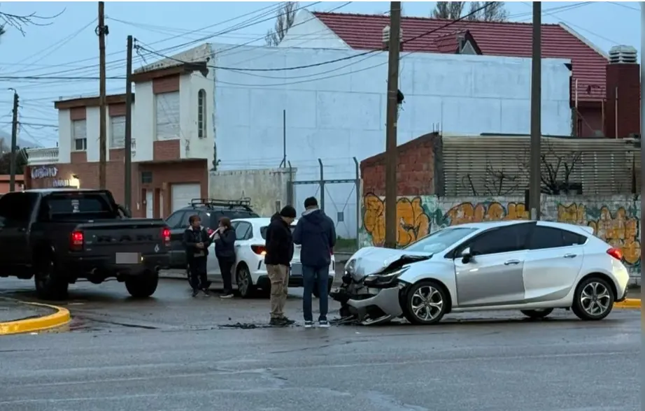 Peligro vial por el temporal: atropellaron a un ciclista y chocaron dos autos en la misma esquina de Comodoro