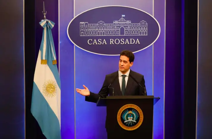 A un mes de asumir, Ravier suma traspiés y cambia la prensa oficial