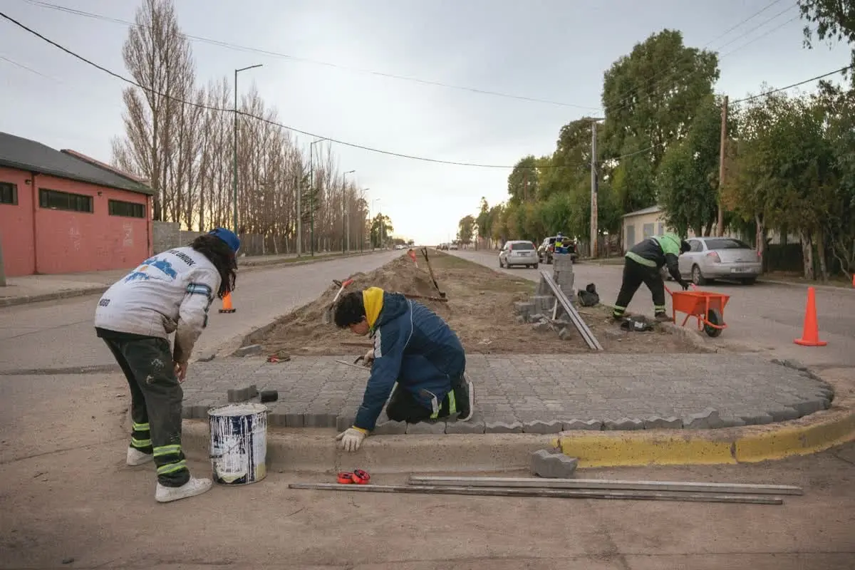 Plan de mejoras urbanas en Rawson: comenzó la colocación de adoquines en los bulevares de la avenida Cannito
