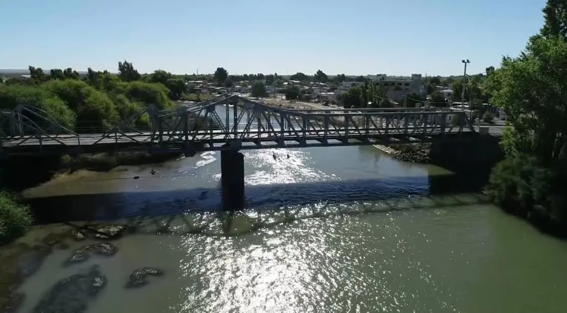 Tres jóvenes cayeron al río Chubut durante los festejos de la Selección y uno fue rescatado inconsciente