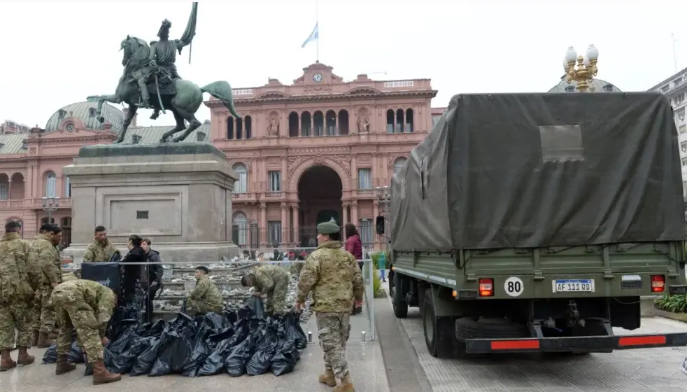 Operativo preventivo: Retiraron de Plaza de Mayo las piedras en homenaje a las víctimas de COVID-19 para el operativo por la final del Mundial