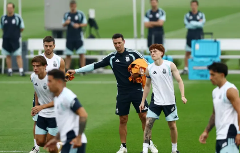 Pistas y misterio: El ensayo de Lionel Scaloni antes de la final del Mundial y los 13 jugadores que probó en la última práctica