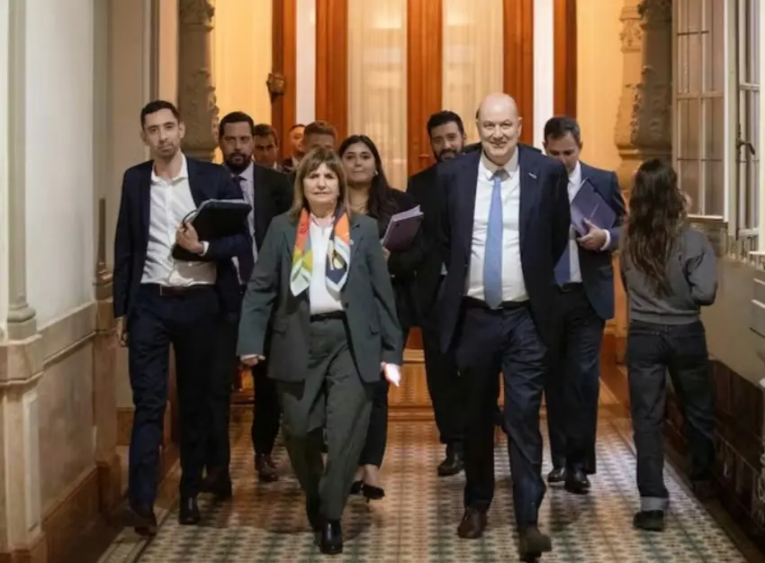 Tensiones en el Congreso: Las trabas en el Senado calientan la interna oficialista entre Patricia Bullrich y Federico Sturzenegger
