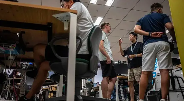 Tokio sugiere shorts en el trabajo, pero mujeres denuncian «acoso por el vello de las piernas»