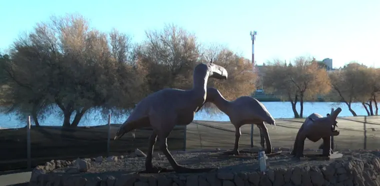 Trelew suma dinosaurios en la Laguna