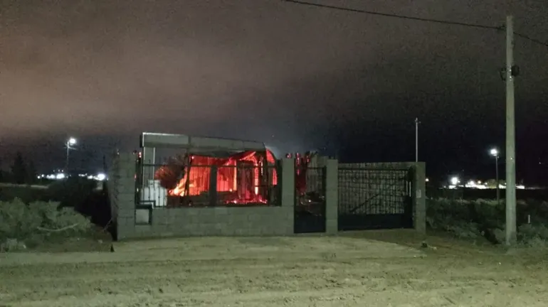 Una vivienda prefabricada fue destruida por un incendio en Bella Vista Sur, Comodoro Rivadavia