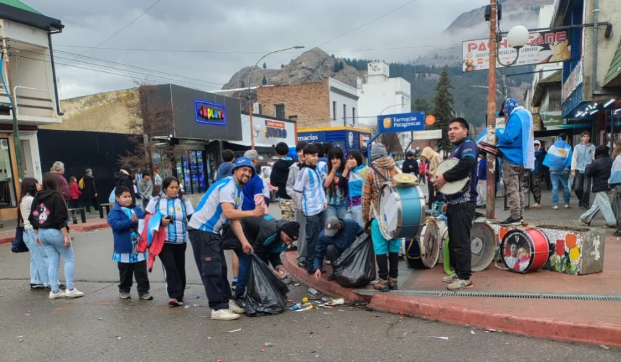 Vecinos de Esquel limpiaron la ciudad tras el triunfo argentino