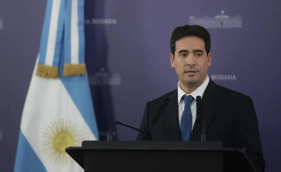 El vocero presidencial afirmó que el dólar a $1800 es una posibilidad pero descartó un atraso significativo