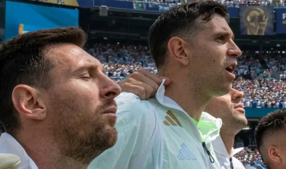 Emoción total: así cantaron los jugadores argentinos el himno nacional antes de la final ante España