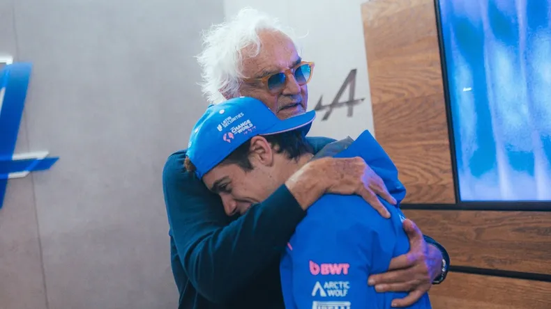 Flavio Briatore elogió el desempeño de Franco Colapinto y prometió mejoras en Alpine para la segunda mitad de la temporada