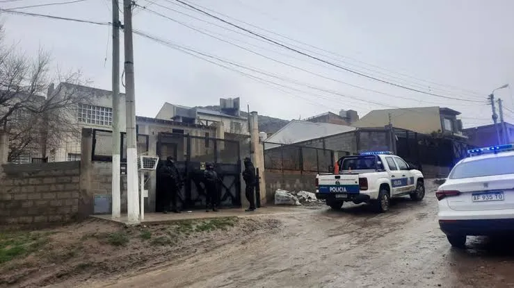 Fueron a instalar internet en una casa del barrio Cerro Solo de Comodoro y un vecino los amenazó con una pistola