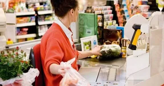 Los empleados de comercio acordaron un aumento salarial del 5,7% en tres tramos