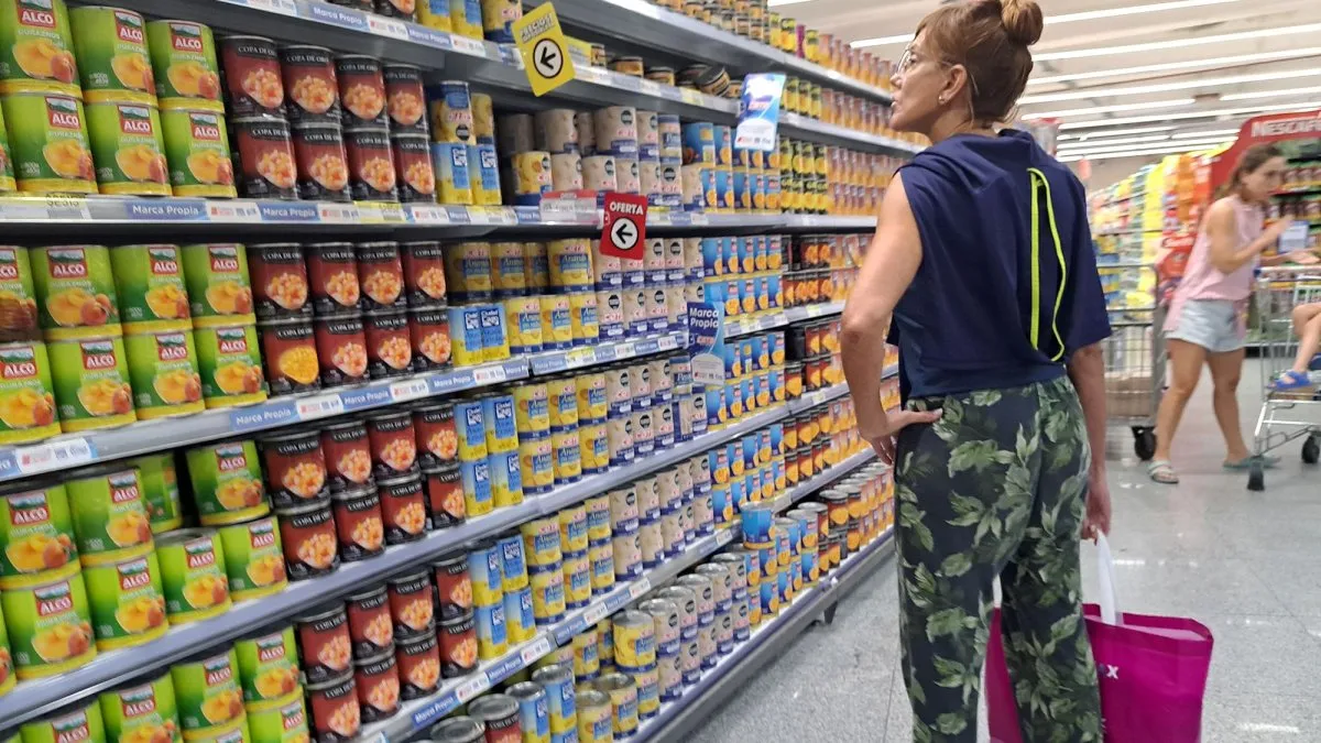 Alarma por el consumo: la venta de alimentos en supermercados se desplomó más de un 20% en el último año
