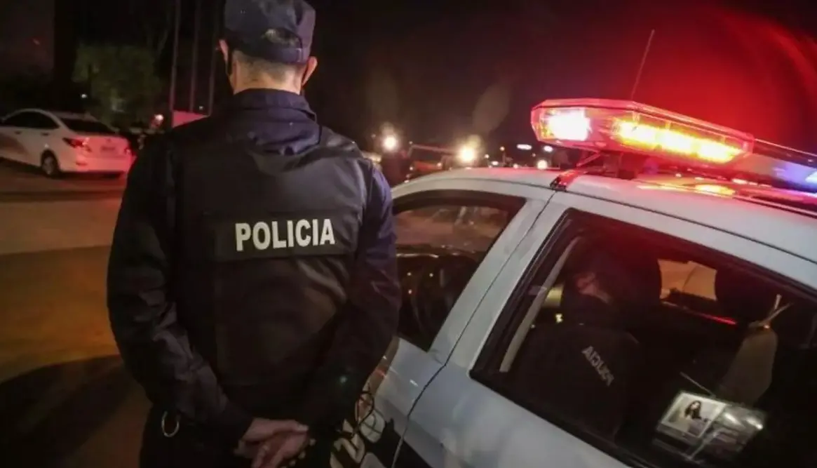 Uso indebido: Descubren a un joven paseando con su novia en un auto policial no identificable en Trelew